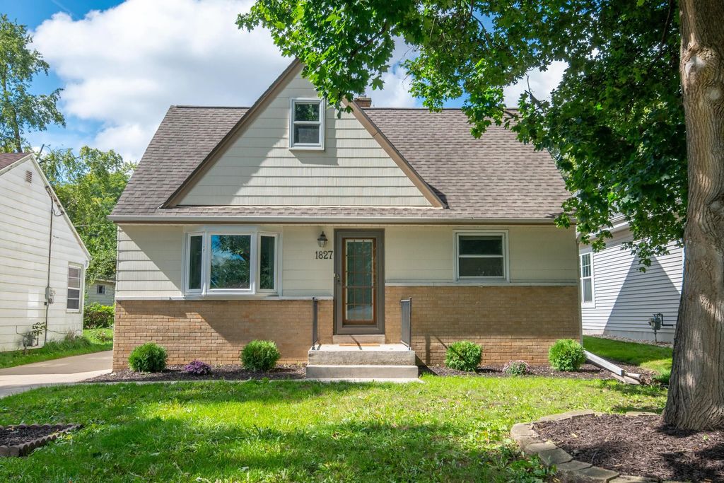 1827 N 117th St, Wauwatosa