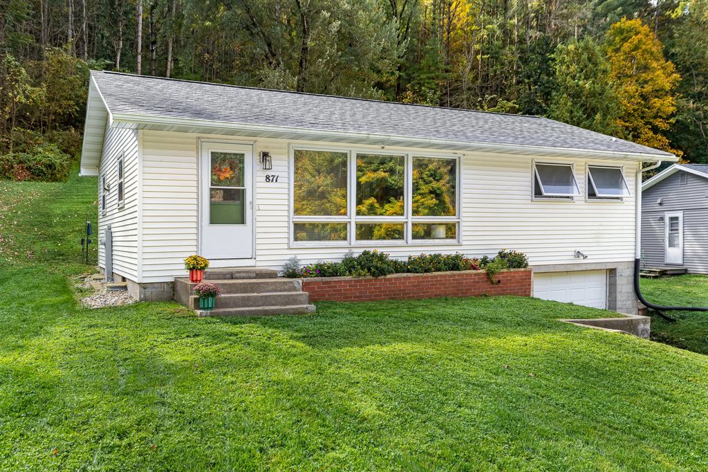 871 Valley View Dr, Richland Center