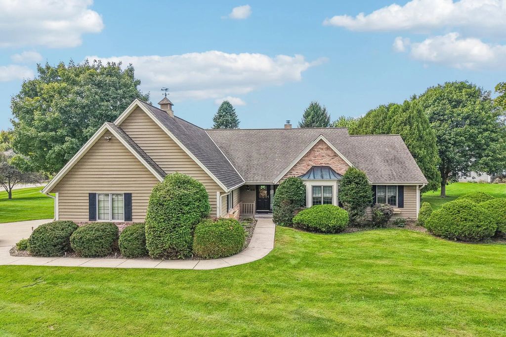 435 Nickelby Ct, Delafield