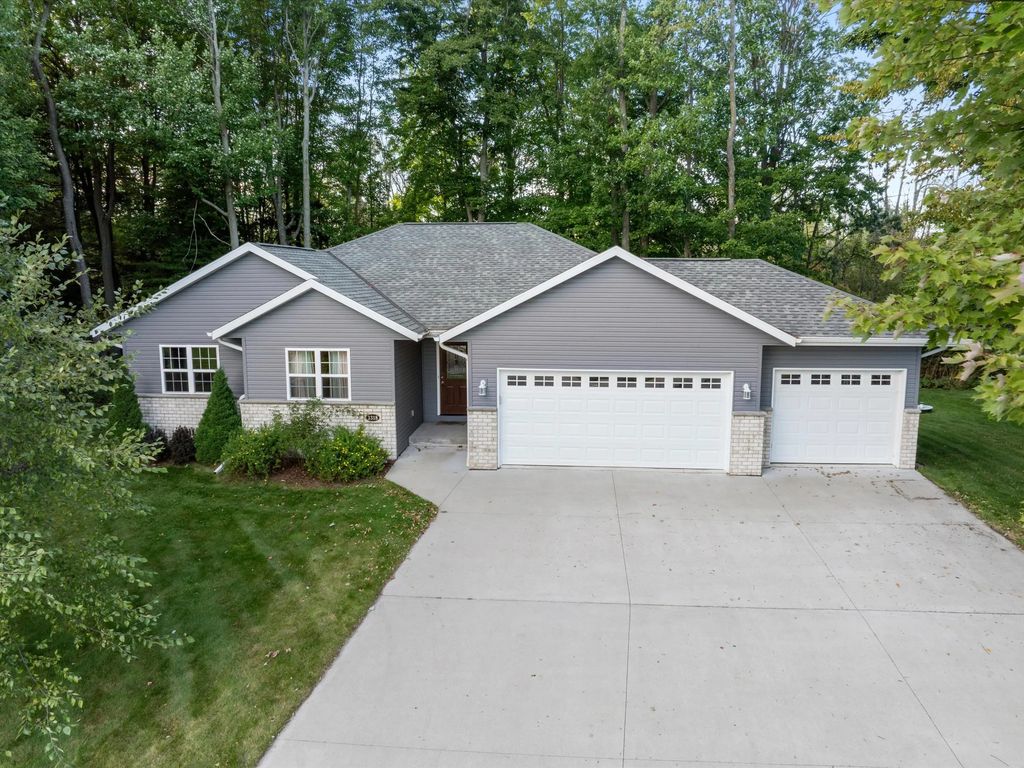 3318 Cimarron Ct, Manitowoc