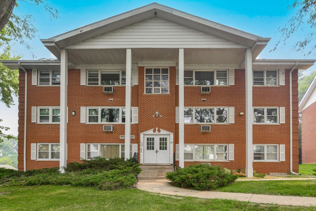 245 Country Club Dr 2d, Lake Geneva