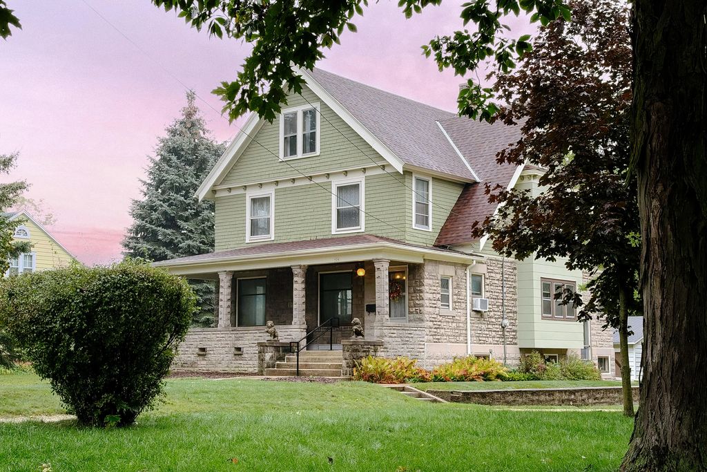 924 W Grand Ave, Port Washington