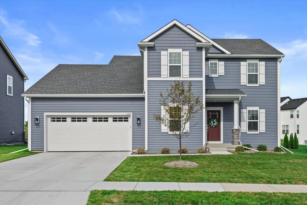1377 Scotsland Ln, Oconomowoc
