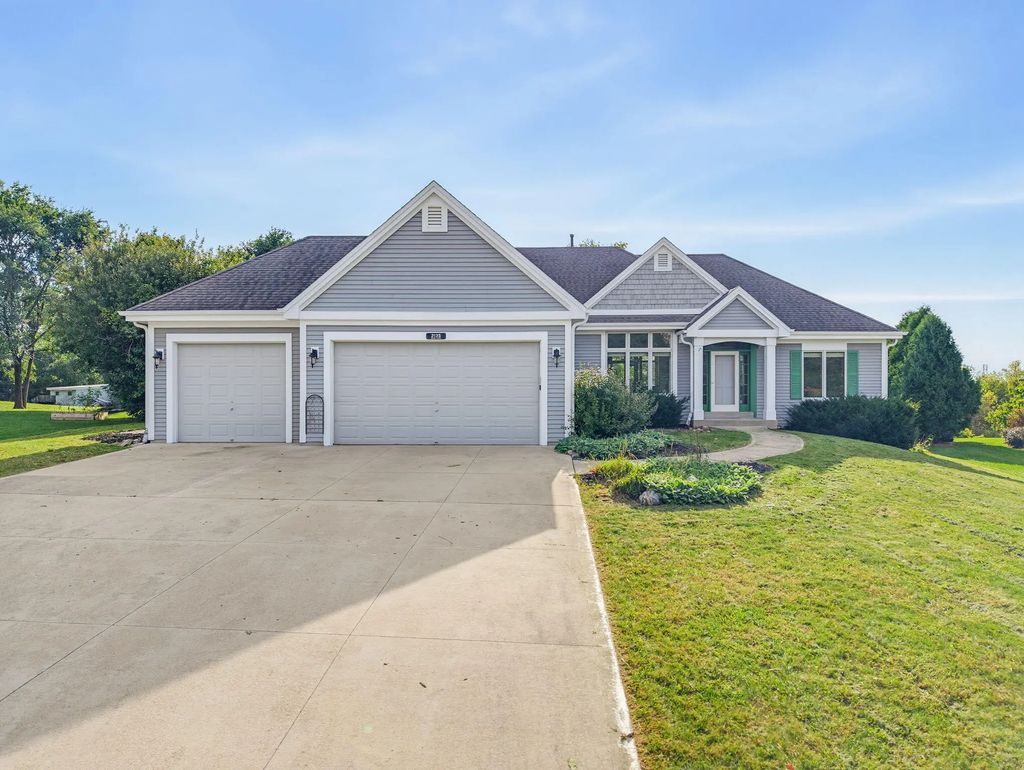 2135 Deer Path, Waukesha