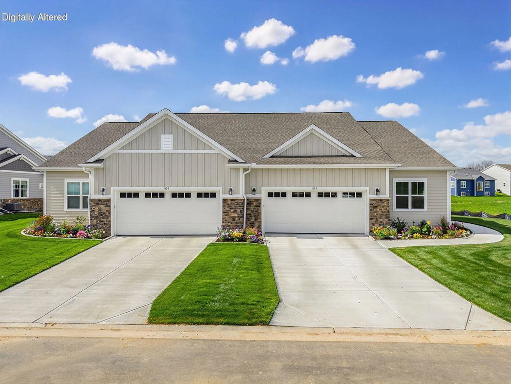 853 Stirling Dr Bldg 21, 42, Oconomowoc