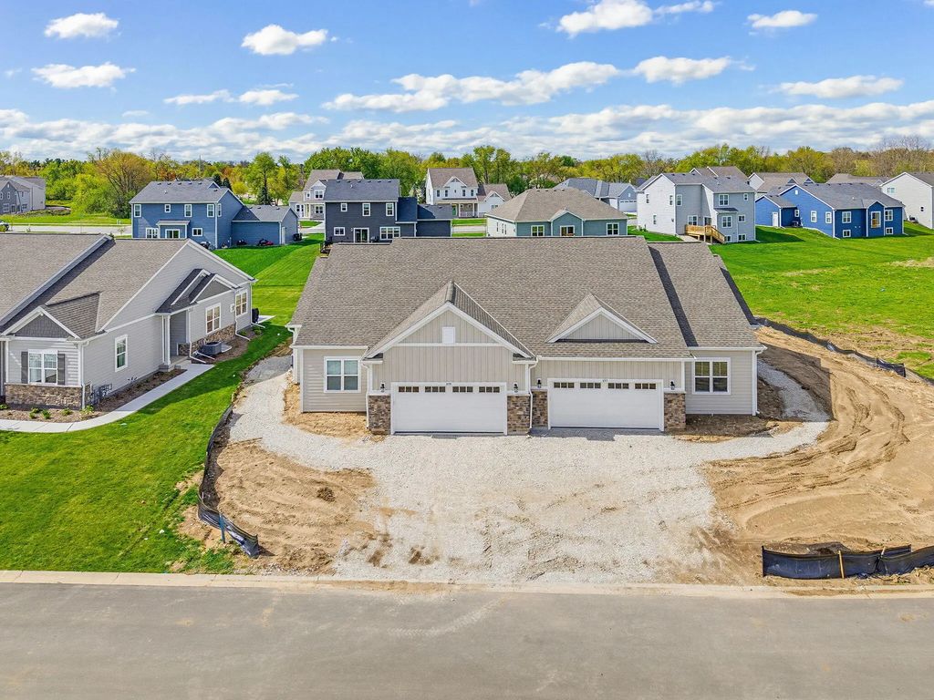 853 Stirling Dr Bldg 21, 42, Oconomowoc