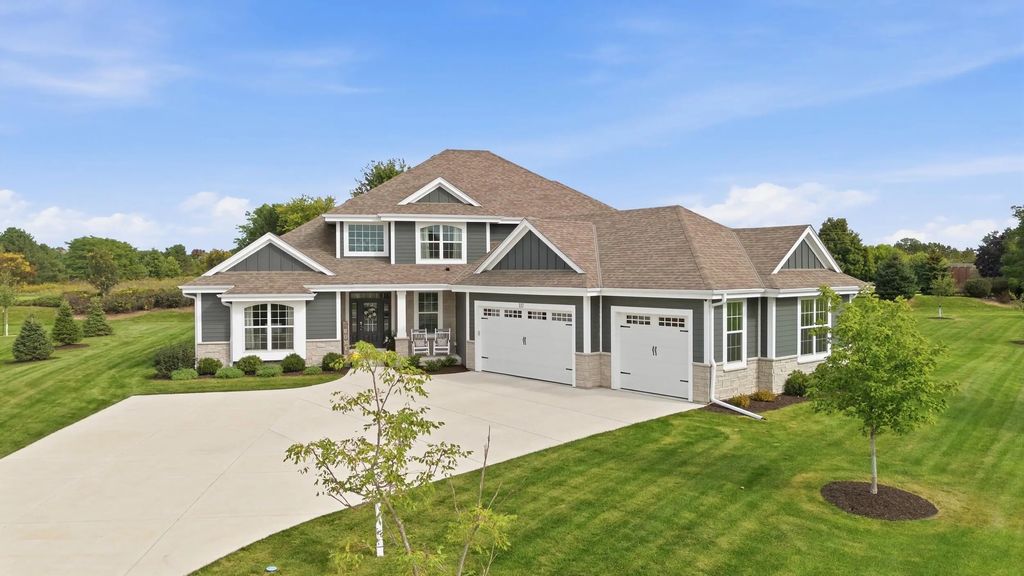 111 Sycamore Ct, Hartland