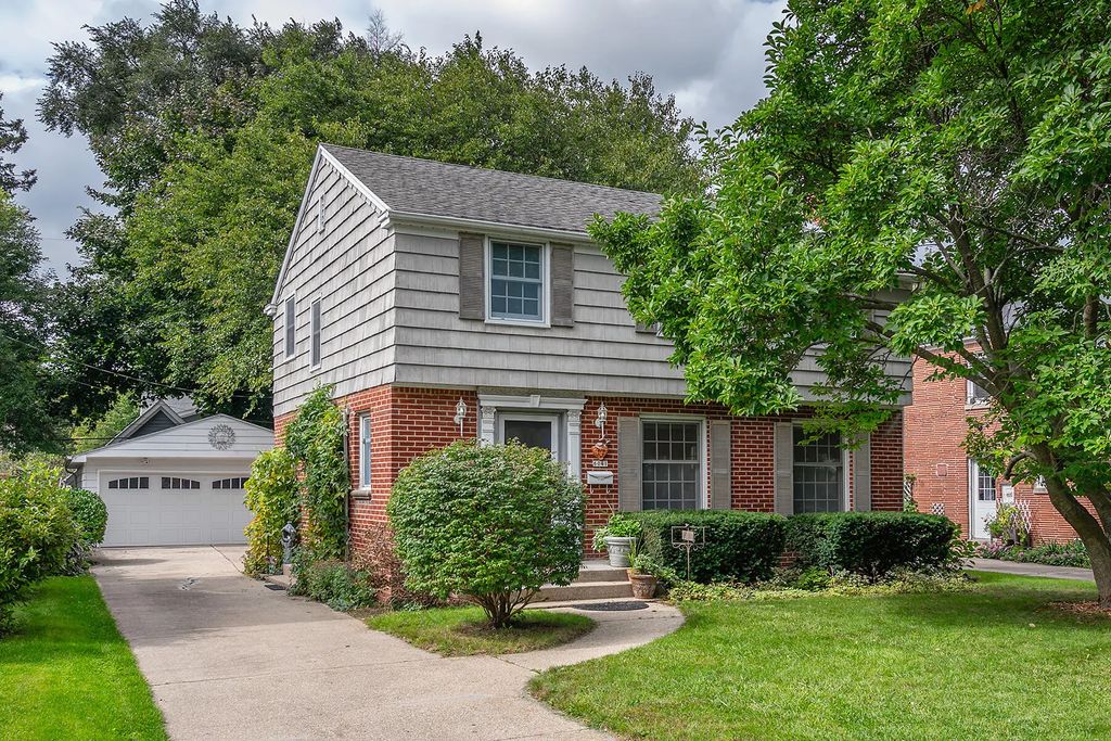6041 N Santa Monica Blvd, Whitefish Bay