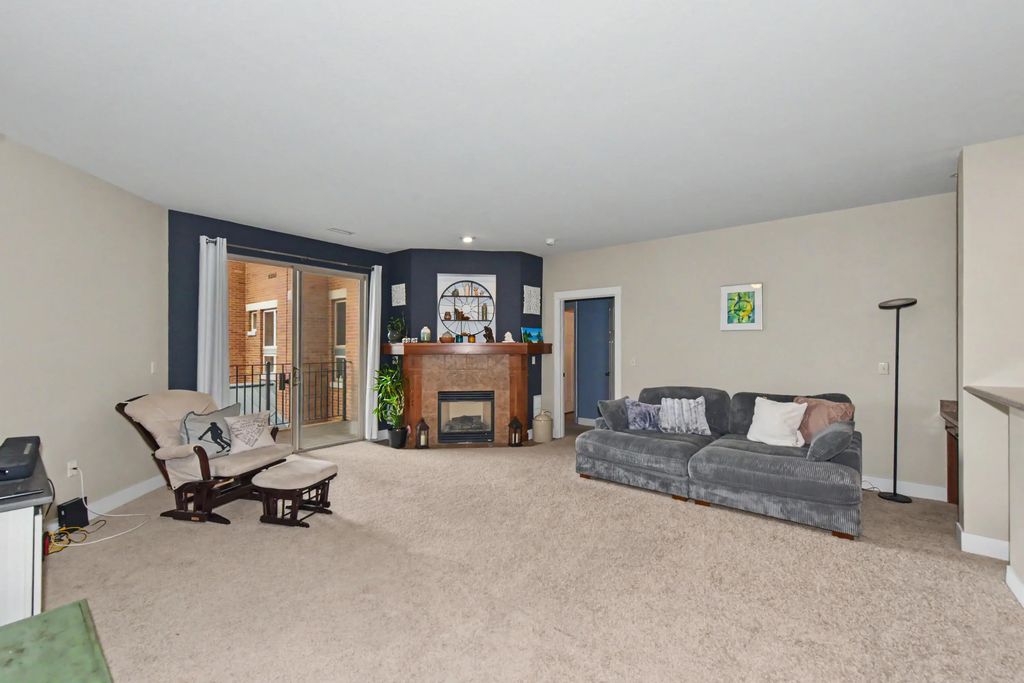 15295 W Library Ln 213, New Berlin