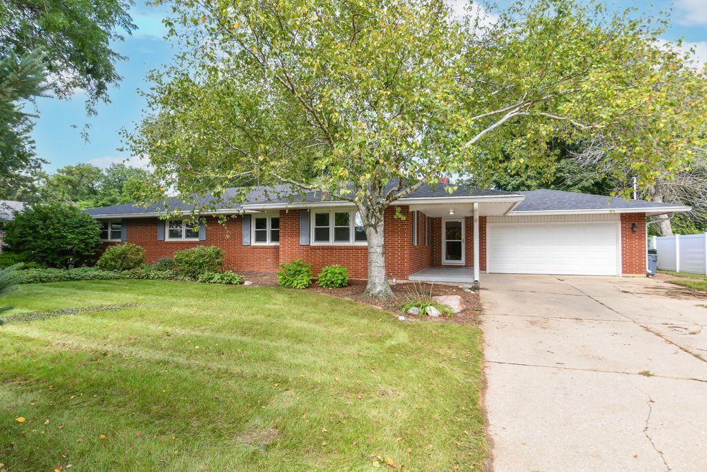 W7478 Pleasant St, Darien