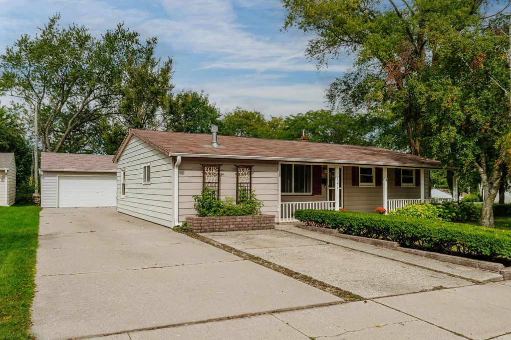 1376 Aldoro Dr, Waukesha