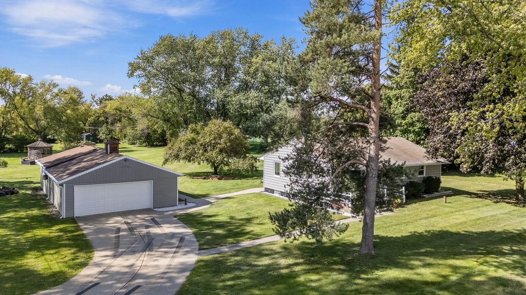 N60w22805 Silver Spring Dr, Lisbon