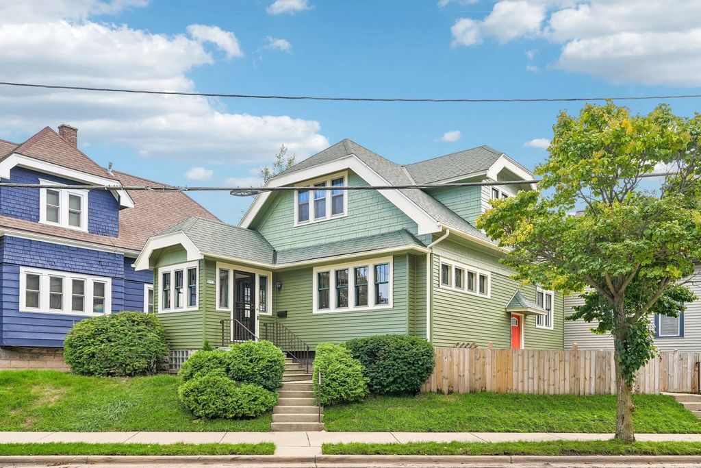 1952 N Warren Ave, Milwaukee