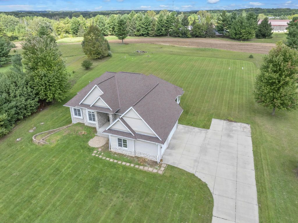 7611 Fairway Ln, West Bend