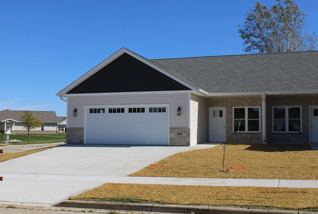 509 Emerald Pt 16, Kewaskum