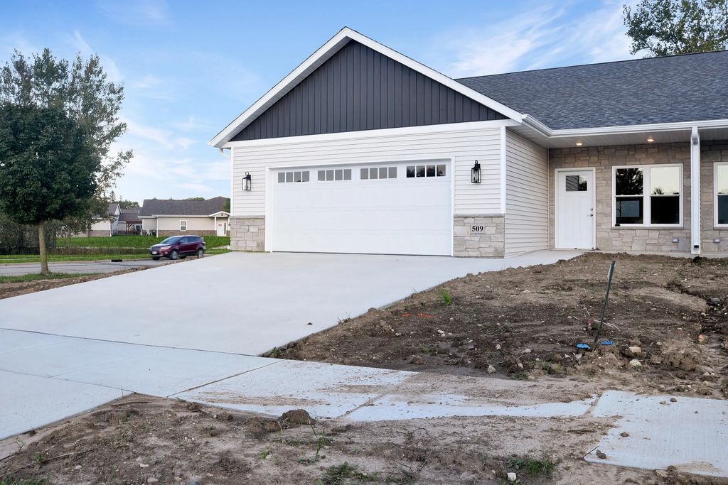 509 Emerald Pt 16, Kewaskum