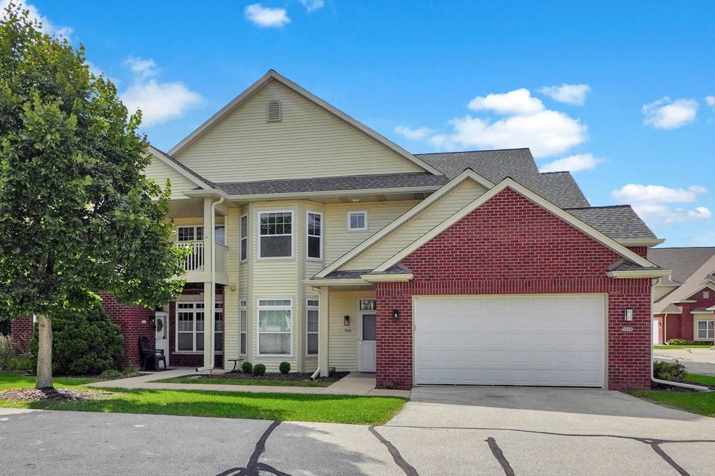 586 Grandview Ct B, Pewaukee