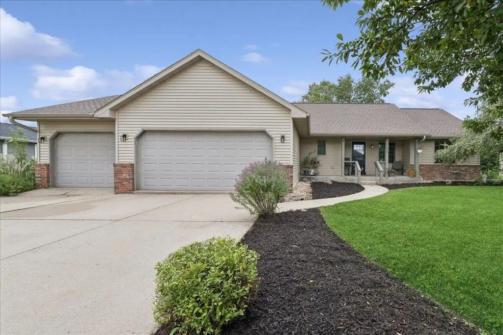 548 Winter Dr, Walworth
