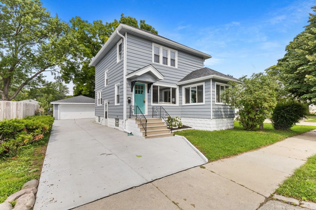 2559 S 84th St, West Allis