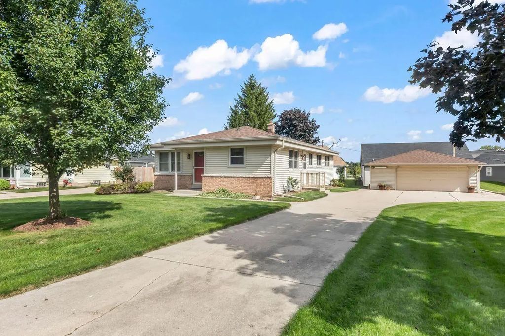 314 Sunset Dr, Pewaukee