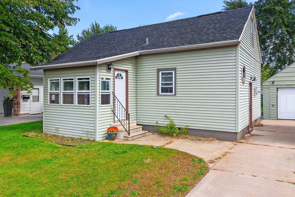 1030 S Evergreen St, Shawano