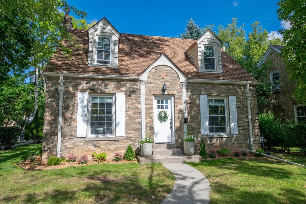 1946 Ludington Ave, Wauwatosa