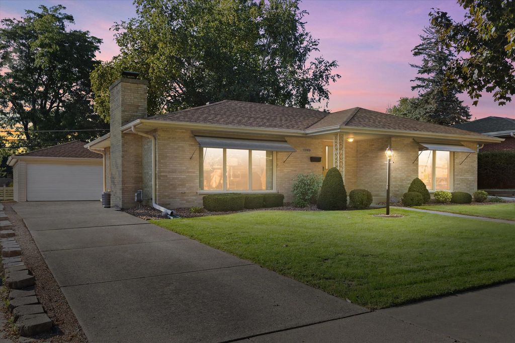 800 Echo Ln, Racine