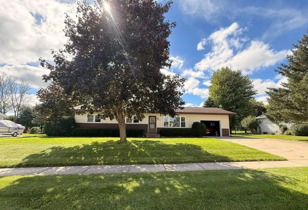 613 Buwalda Dr, Waupun
