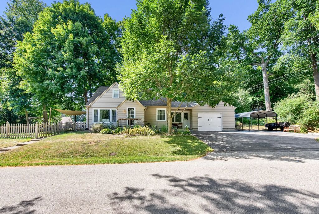 12525 James St, Brookfield