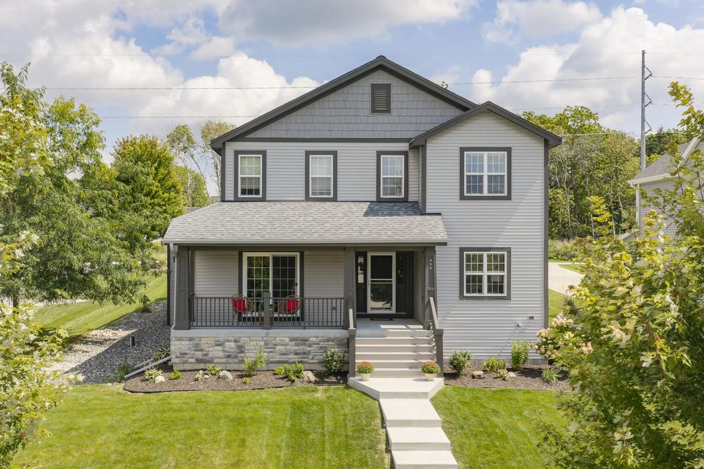 466 Bleeker St, Delafield