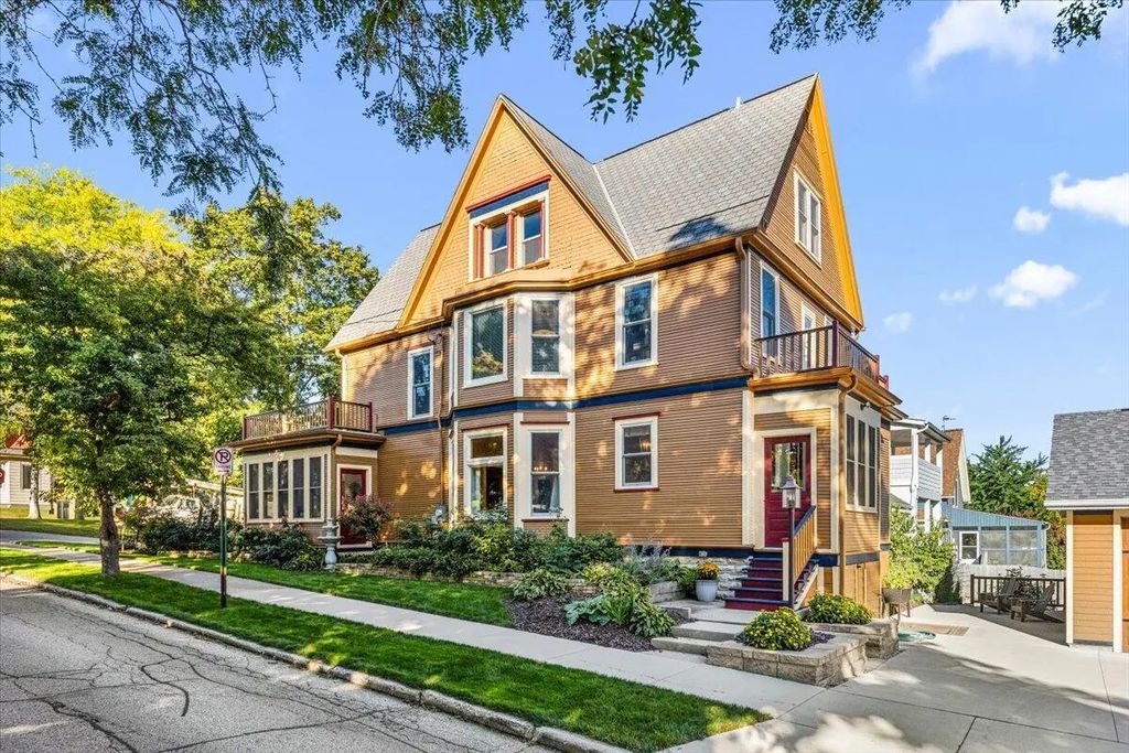 833 Walnut St, West Bend