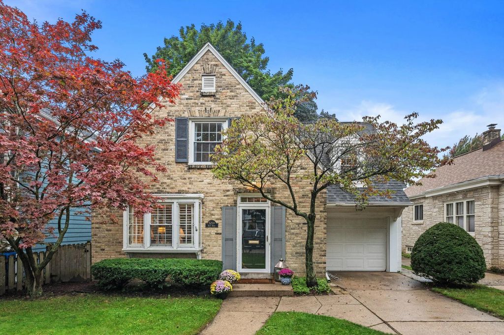 5259 N Kent Ave, Whitefish Bay