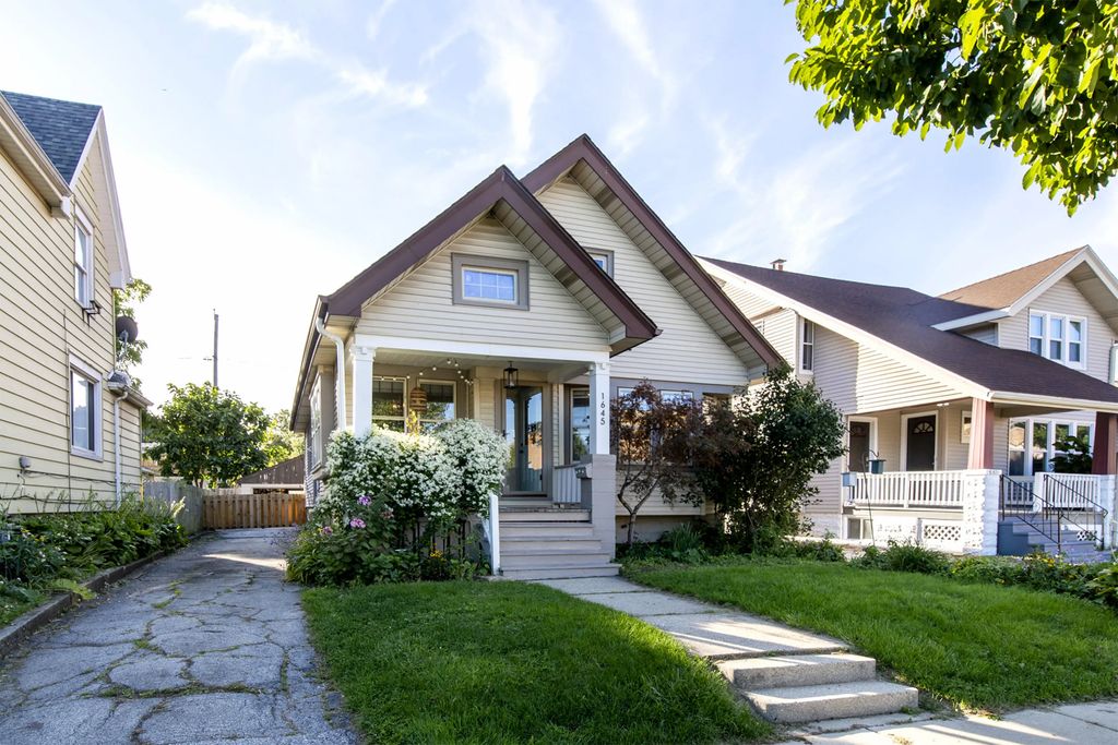 1645 S 79th St, West Allis