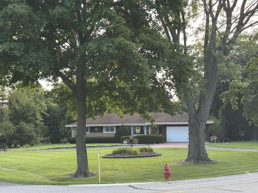 1701 W Donges Bay Rd, Mequon