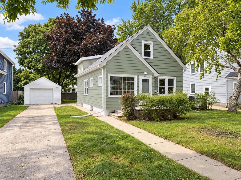 4937 N Hollywood Ave, Whitefish Bay
