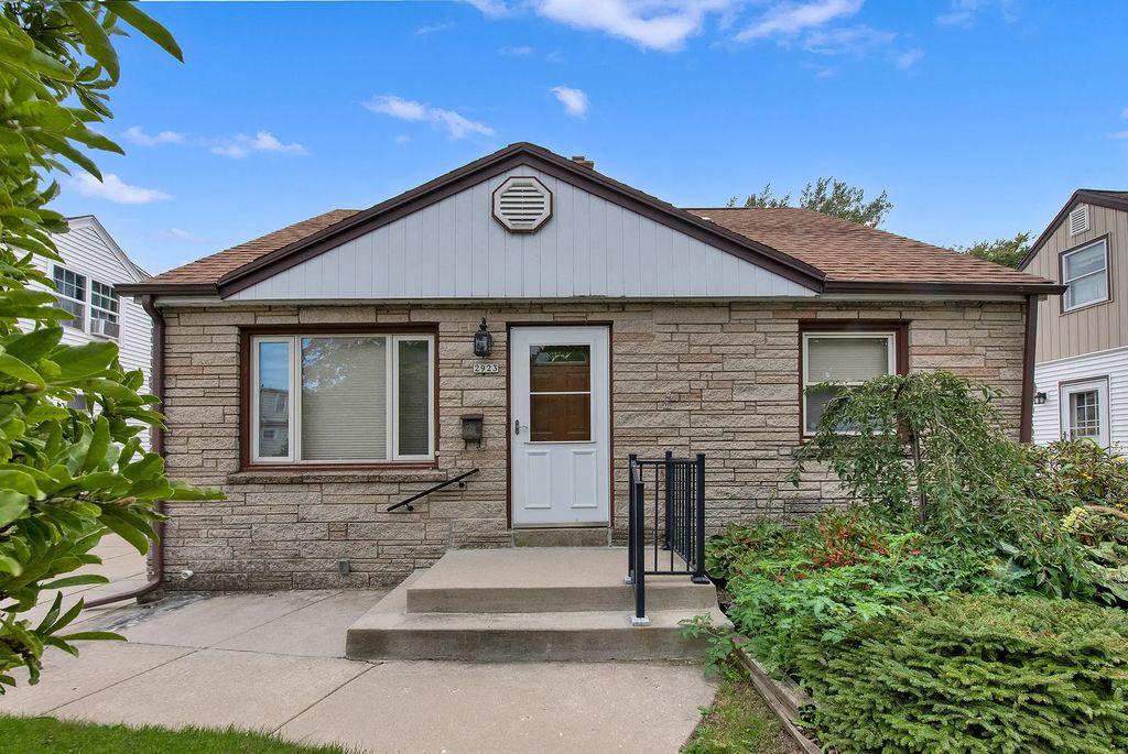 2923 E Cudhy Ave, Saint Francis