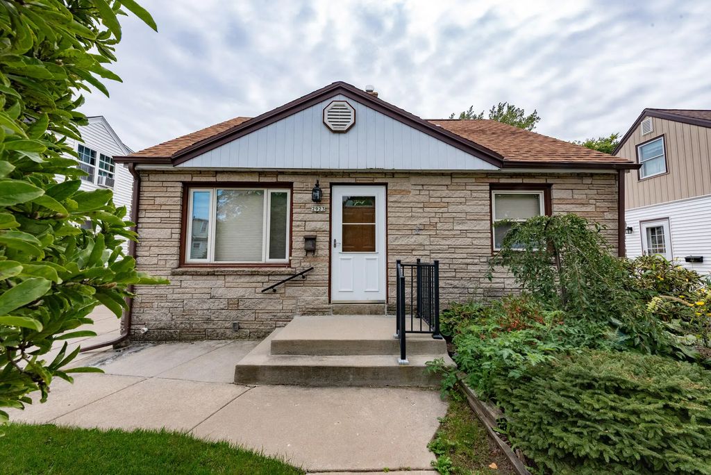 2923 E Cudhy Ave, Saint Francis