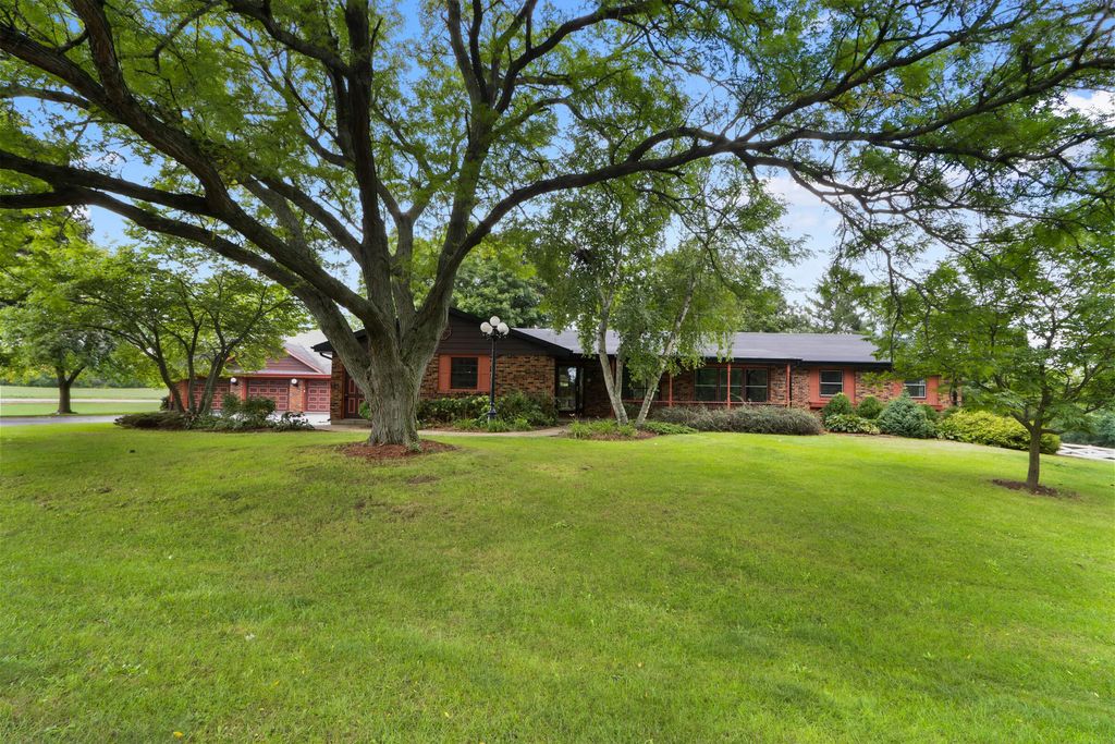 7560 W Pleasant St, Darien