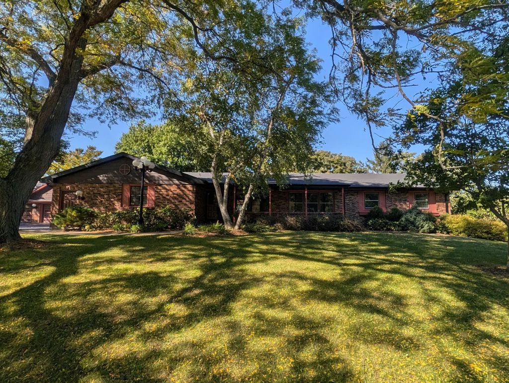 W7560 Pleasant St, Darien