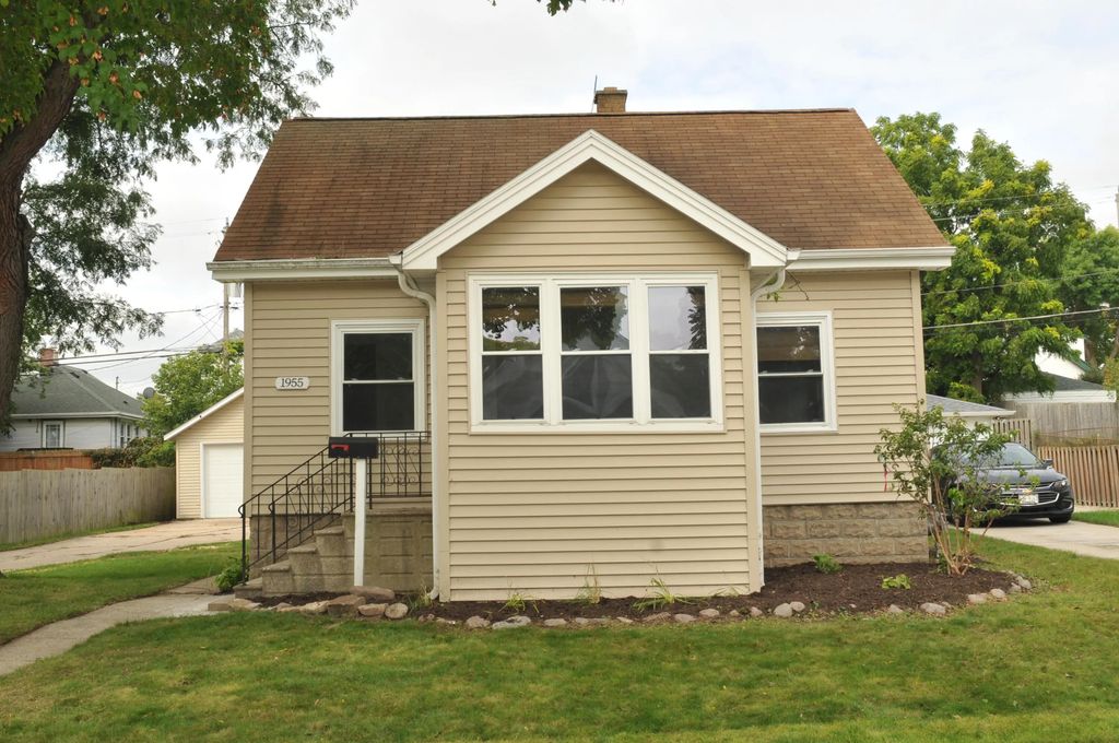 1955 S 91st St, West Allis