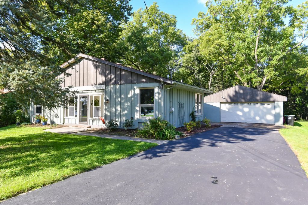 6508 N Tichigan Rd, Waterford