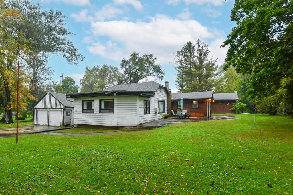 S106w20110 N Shore Dr, Muskego