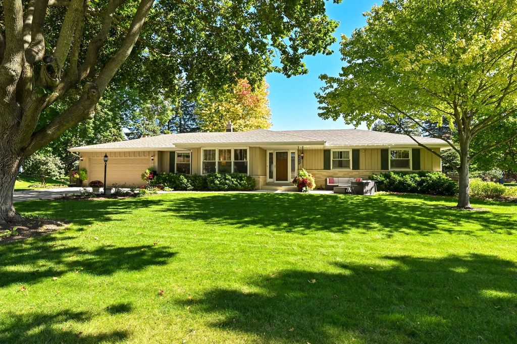 3640 Dominic Dr, Brookfield