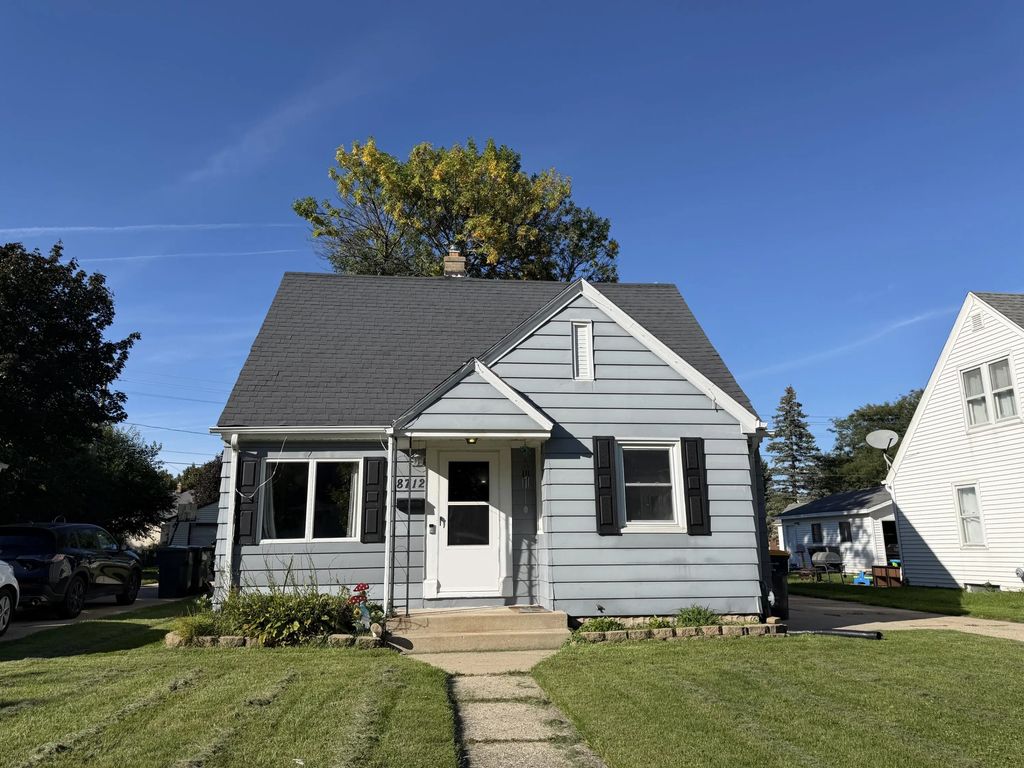8712 W Montana Ave, West Allis