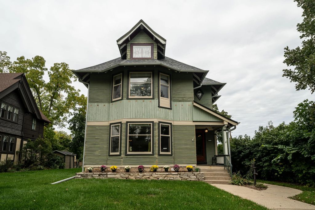 7332 Harwood Ave, Wauwatosa