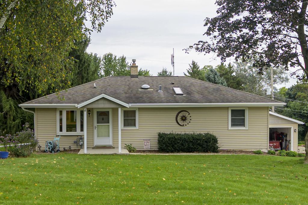 W262s3250 Ridge Rd, Waukesha