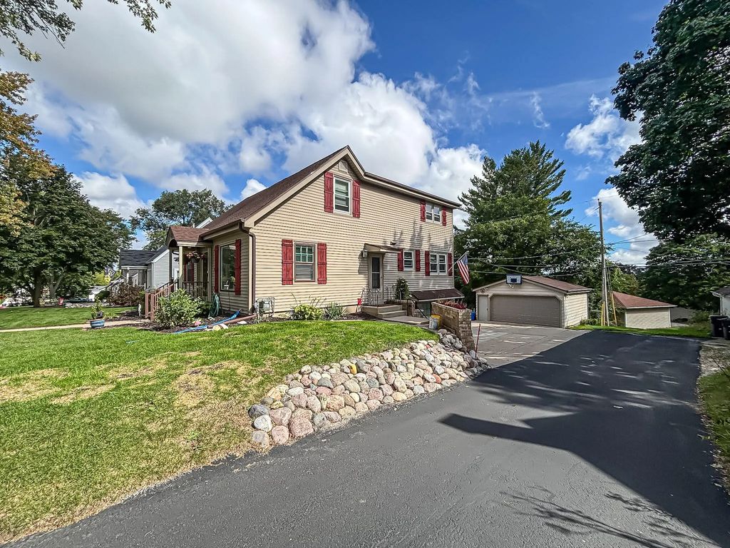 W164n8586 Hiawatha Ave, Menomonee Falls