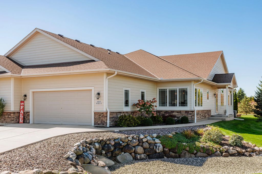 W207n16211 Elliot Dr 17, Jackson