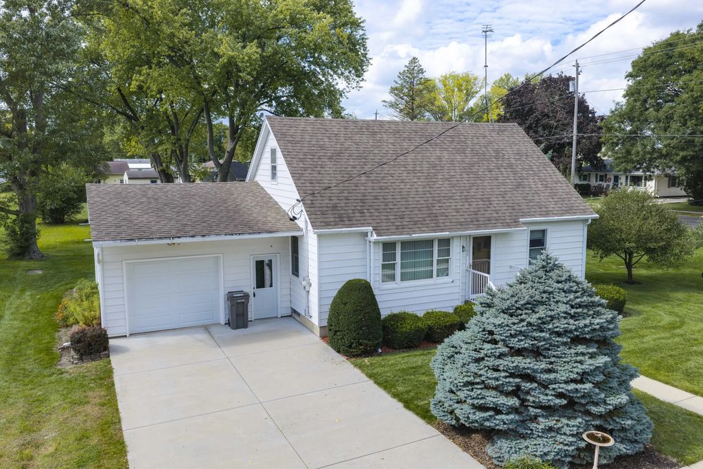 1502 River Dr, Watertown