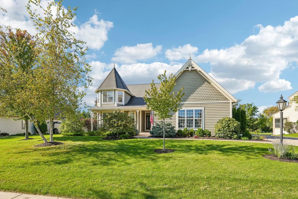 443 Minors Dr, Mukwonago